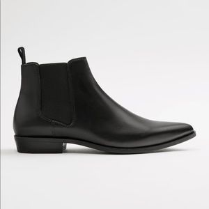 Pointed toe Chelsea boots